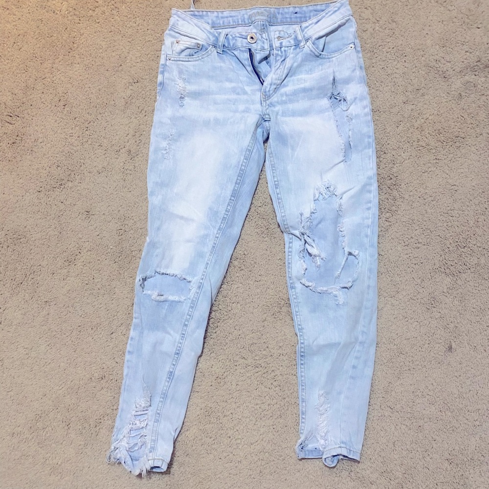 Light wash American eagle distressed skinny jeans.